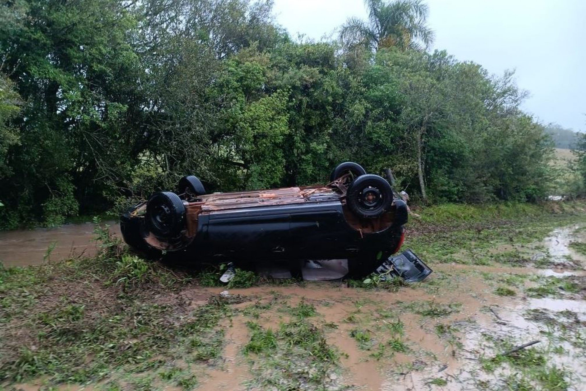 CICLONE: Idosa morre após carro ser arrastado por água em ponte em Barra do Ribeiro