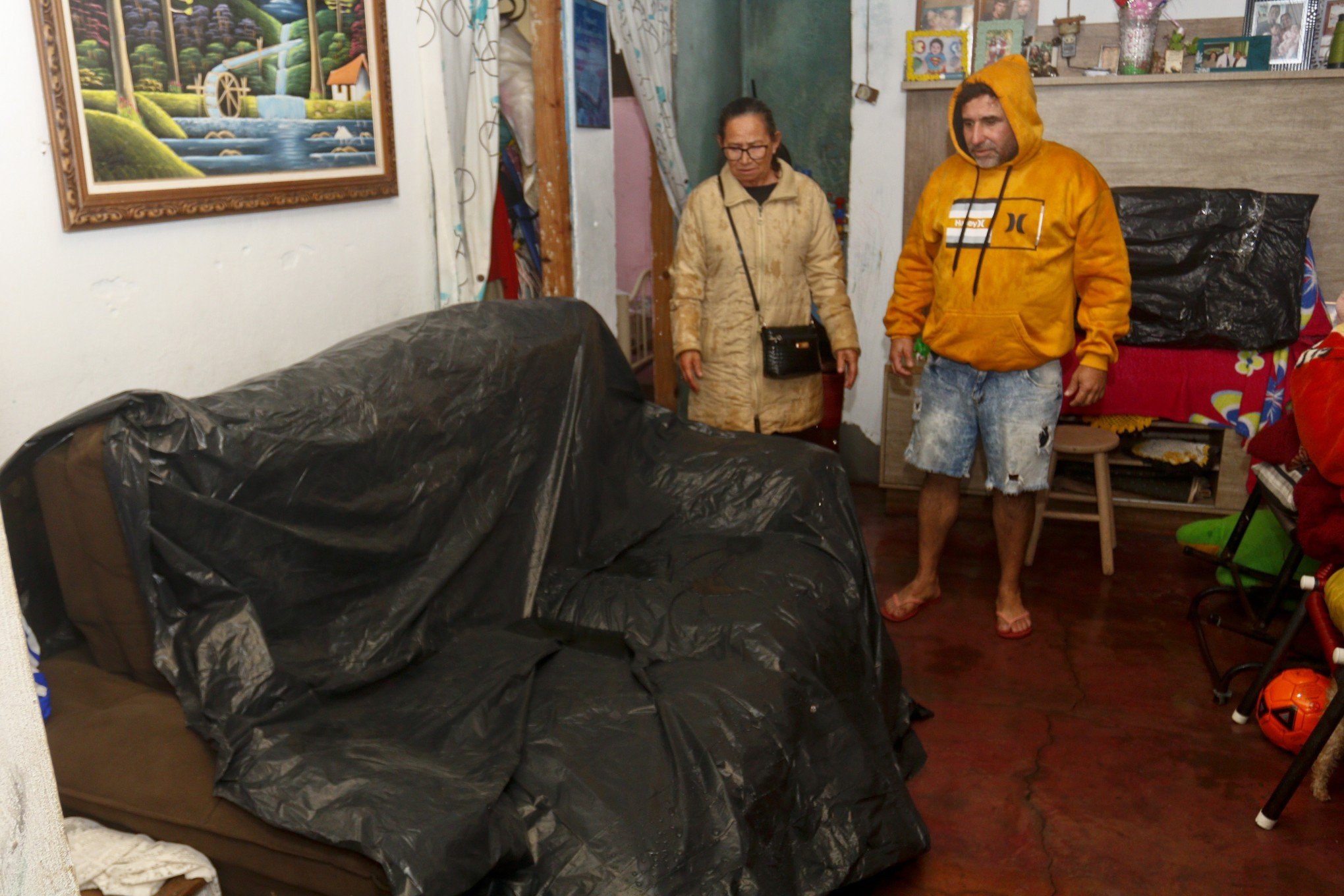 "Não deu tempo de salvar nada": Pelo menos 2 mil casas tiveram telhados destruídos pelo granizo em Canoas