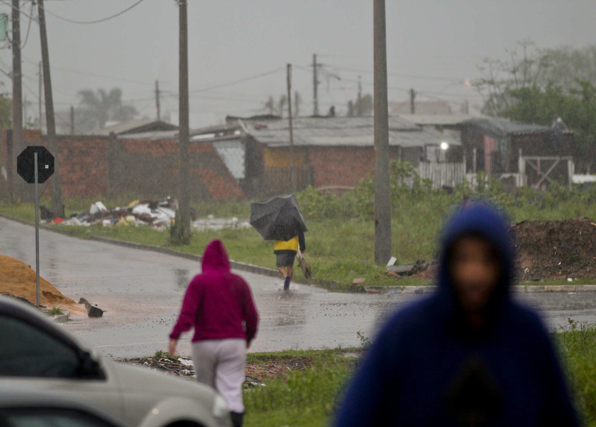 Chuva com granizo causa danos em Canoas