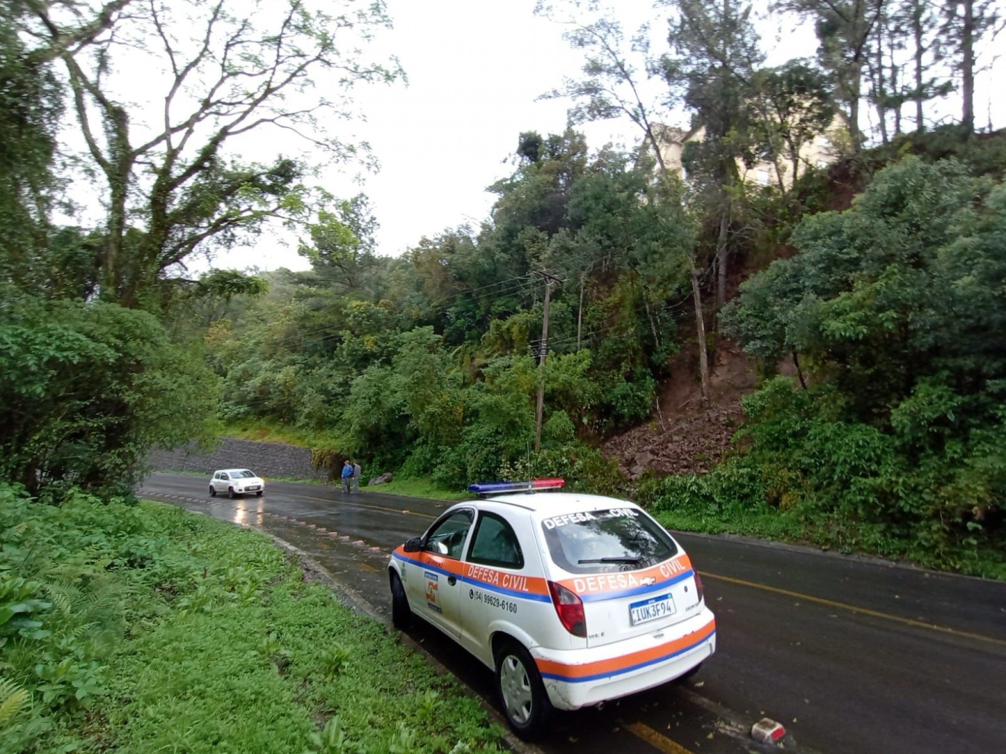 GRAMADO: Estrada de acesso à Linha 28 está bloqueada por causa de deslizamentos de terra e quedas de árvores