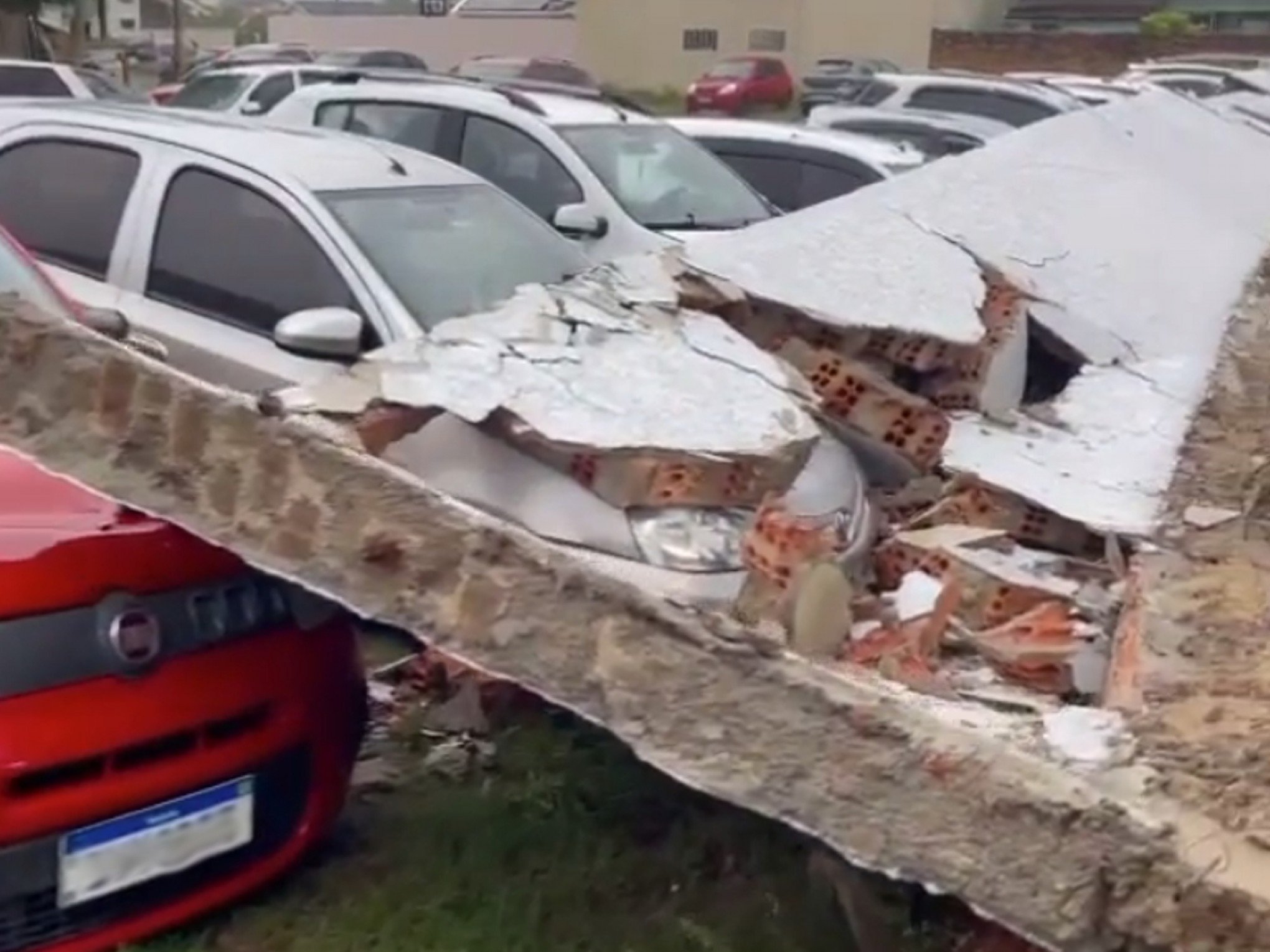 CICLONE: Muro desaba sobre carros estacionados em hospital no litoral norte
