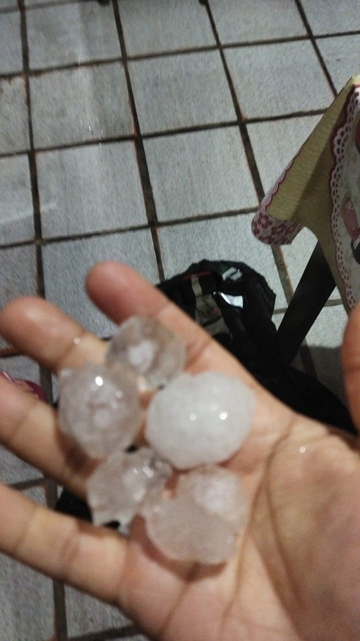 Chuva de granizo causou estragos em residências do Mathias Velho