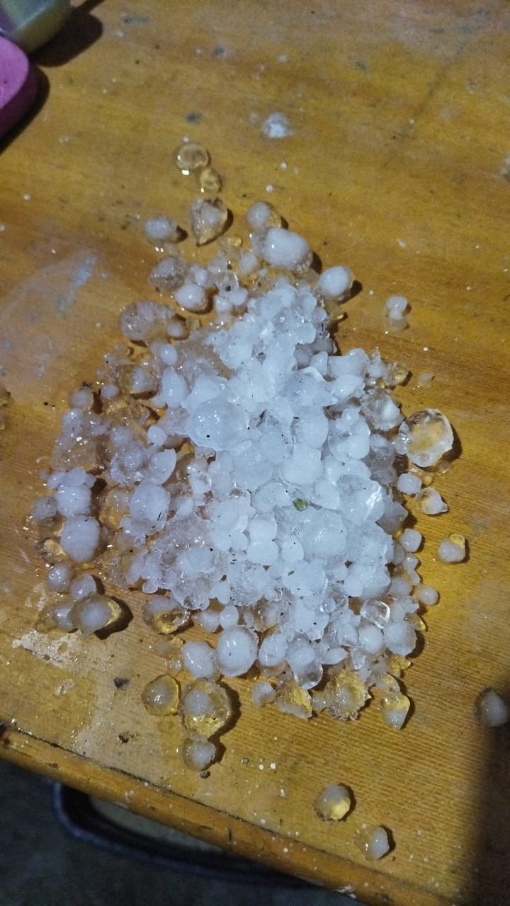 Chuva de granizo causou estragos em residÃªncias do Mathias Velho