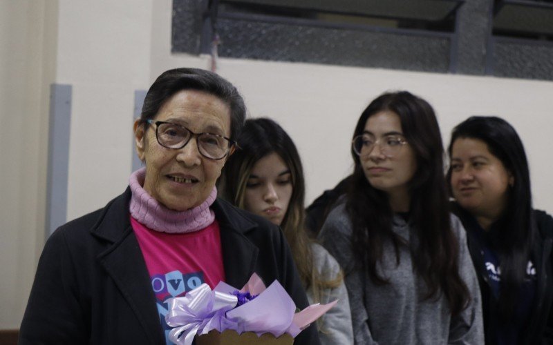 Ao completar 80 anos, Maria recebeu a homenagem dos colegas e professores de EJA | Jornal NH