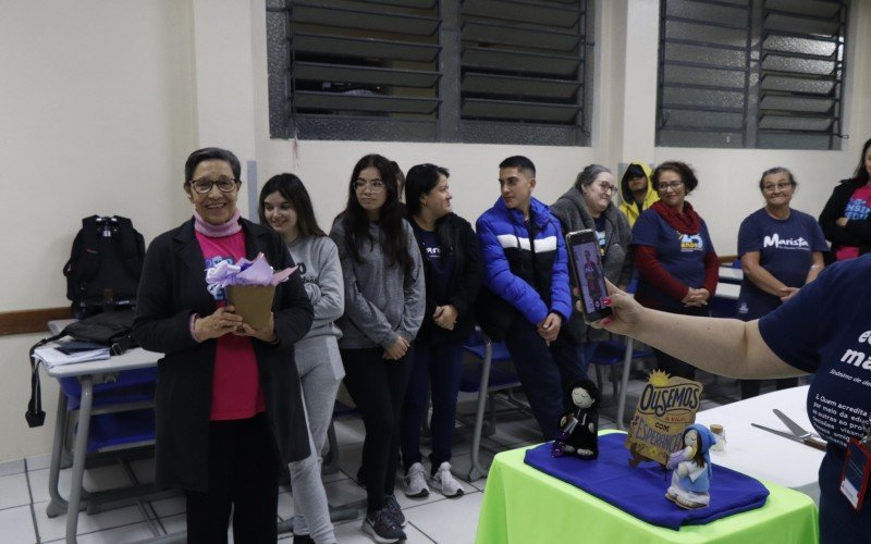 Ao completar 80 anos, Maria recebeu a homenagem dos colegas e professores de EJA | Jornal NH