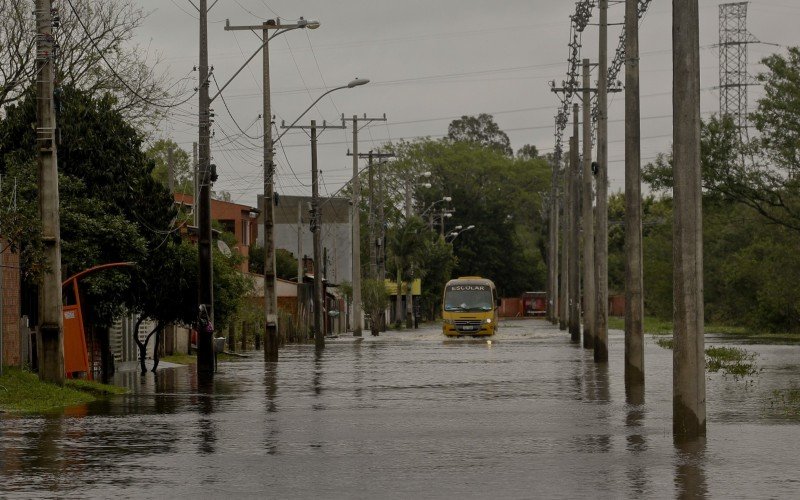 CICLONE: Para trabalhar, moradores saem de casa com água pelos joelhos após alagamentos em Canoas