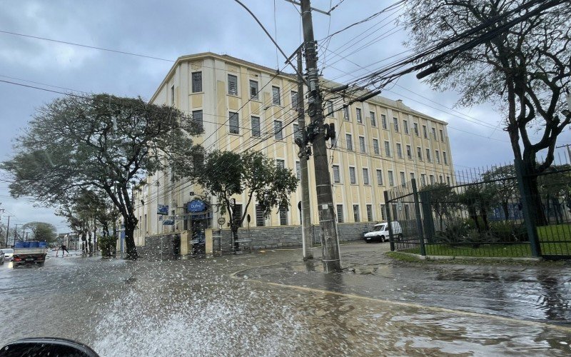 CICLONE: Imagens impressionantes mostram avanÃ§o do GuaÃ­ba em pontos sem sistema de contenÃ§Ã£o