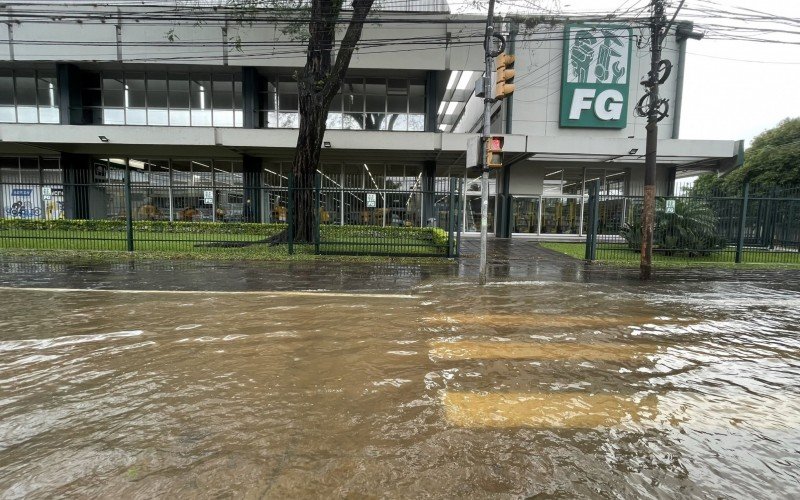 CICLONE: Imagens impressionantes mostram avanÃ§o do GuaÃ­ba em pontos sem sistema de contenÃ§Ã£o