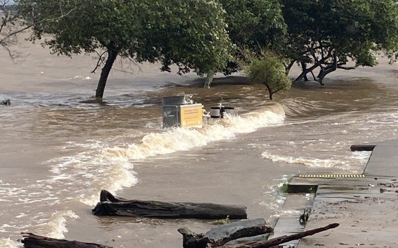 CICLONE: Imagens impressionantes mostram avanÃ§o do GuaÃ­ba em pontos sem sistema de contenÃ§Ã£o