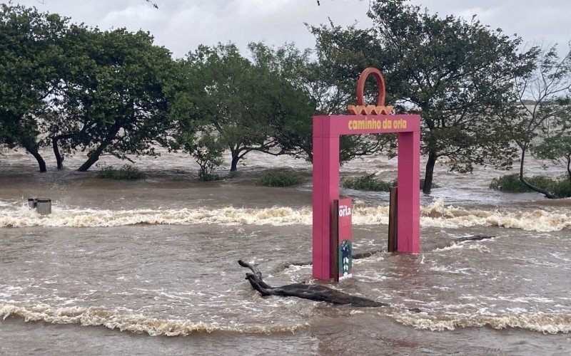 CICLONE: Imagens impressionantes mostram avanÃ§o do GuaÃ­ba em pontos sem sistema de contenÃ§Ã£o