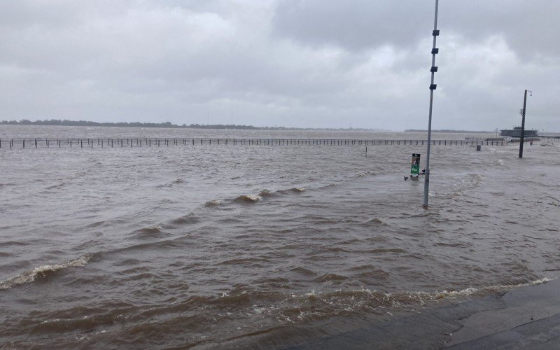 CICLONE: Imagens impressionantes mostram avanÃ§o do GuaÃ­ba em pontos sem sistema de contenÃ§Ã£o