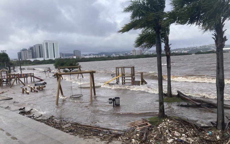 CICLONE: Imagens impressionantes mostram avanÃ§o do GuaÃ­ba em pontos sem sistema de contenÃ§Ã£o