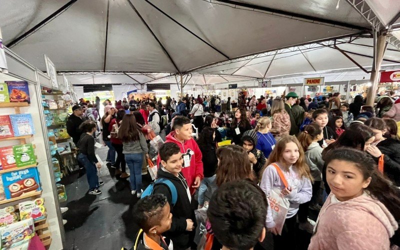 Com todos os espaços cobertos, feira é opção de passeio na cidade mesmo com chuva  