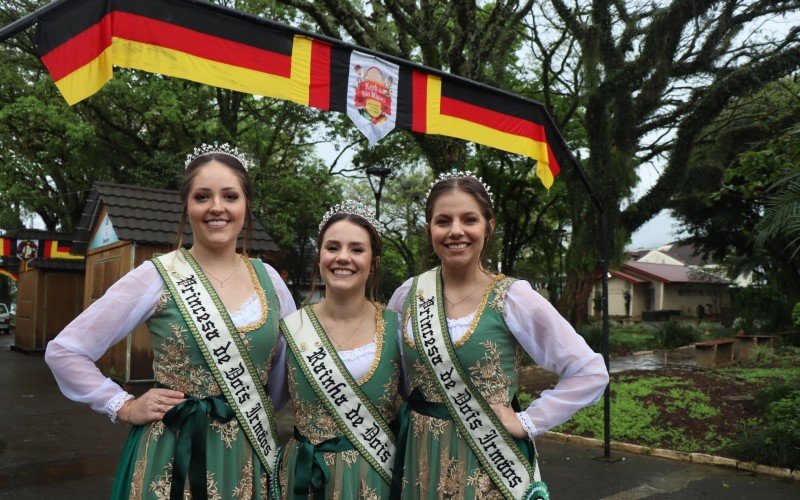 A rainha Maria Cecília Loch, a 1ª princesa Laura Gabriela Nienow e a 2ª princesa Laura Rübenich Klein convidam o público para a festa | Jornal NH