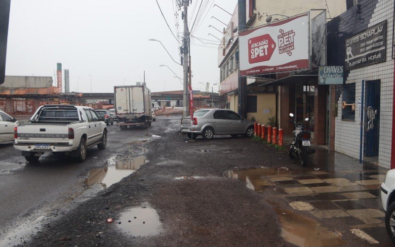 Durante a obra, estacionamento da loja de Simone tinha acesso dificultado pela obra