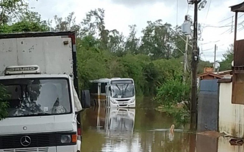 Estudantes sÃ£o resgados de Ã´nibus por patrola em trecho inundado de estrada em Lomba Grande 