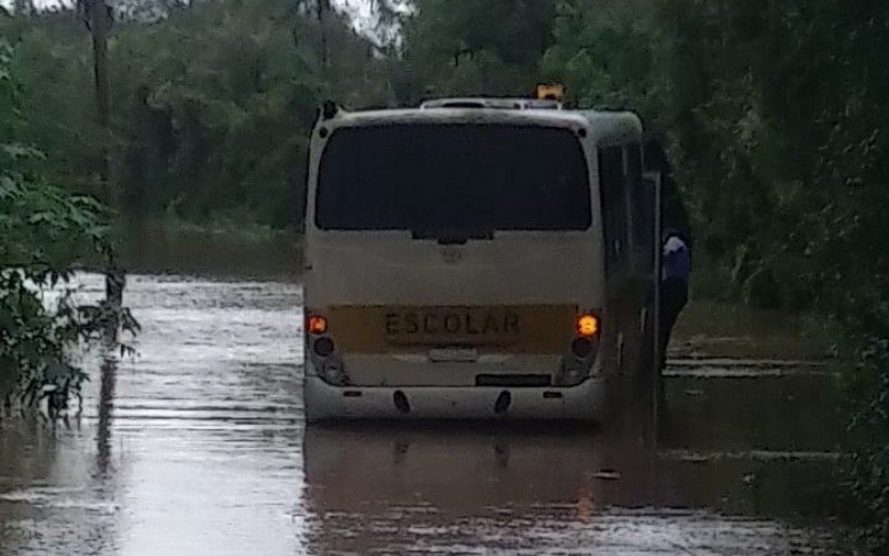 Estudantes sÃ£o resgados de Ã´nibus por patrola em trecho inundado de estrada em Lomba Grande 