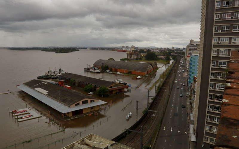CICLONE: Veja imagens do avanço das águas no Guaíba; lago atingiu maior nível em 82 anos