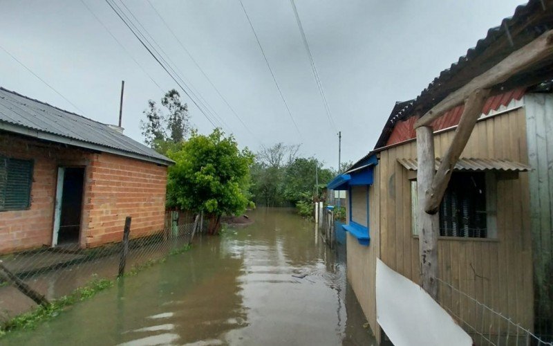 Acesso a Rua Lima, também bairro Empresa, já está totalmente alagado. Nesse local, os moradores já foram removidos | Jornal NH