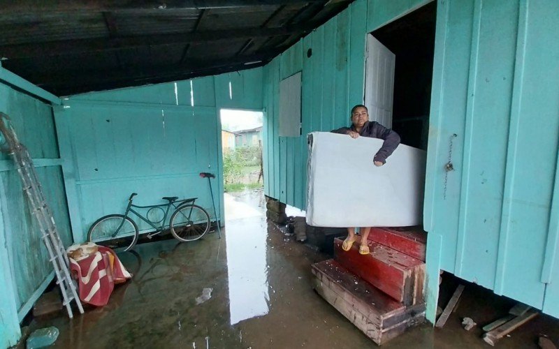 DomÃ©stica Osilda Nascimento da Silva, 46, teve que sair de sua casa nesta quarta-feira
