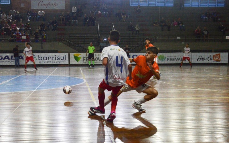 Time sub-15 da UJR em quadra | Jornal NH