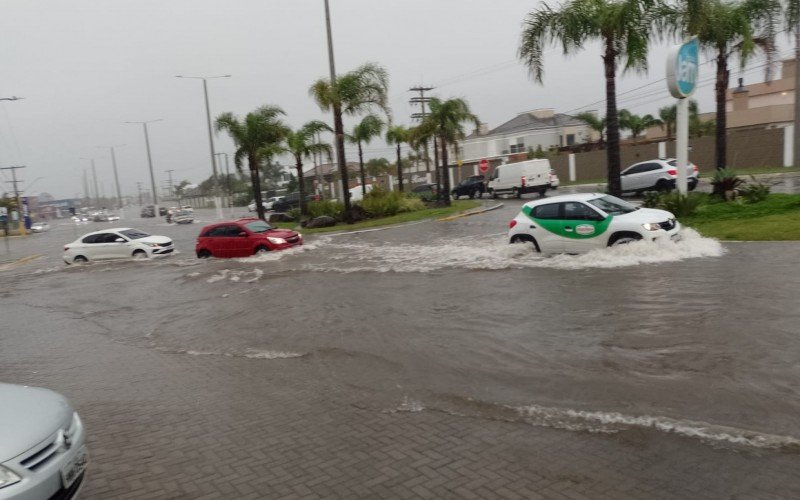 Imbé registrou pontos de alagamento ontem, como este na esquina da avenida Paraguassu com a rua Caxias do Sul | Jornal NH