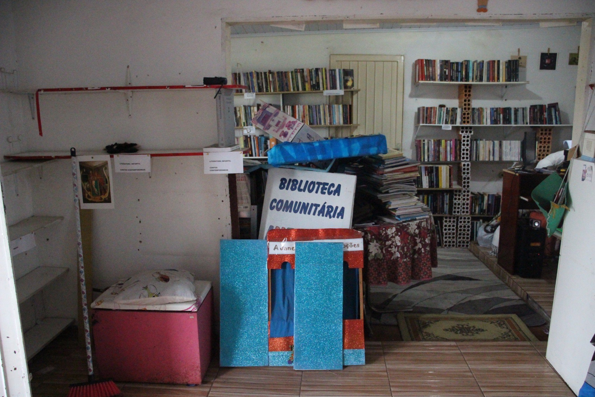 Com avarias no telhado, a Biblioteca Comunitária Dilan Camargo pede ajuda