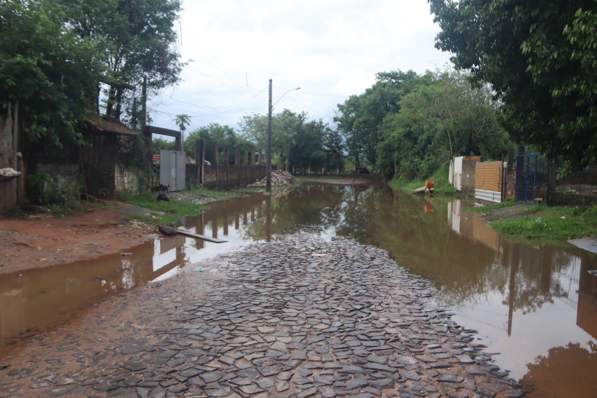 CICLONE: Chuva reduz e moradores voltam para suas casas
