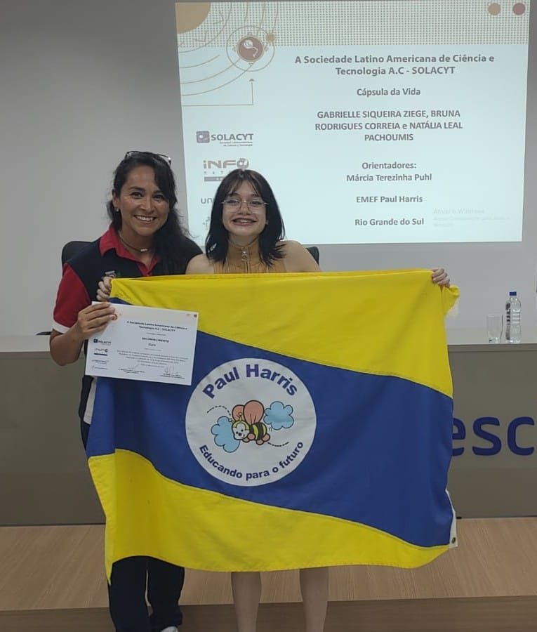 Gabrielle (D) com Patrícia, representante da Solacyt