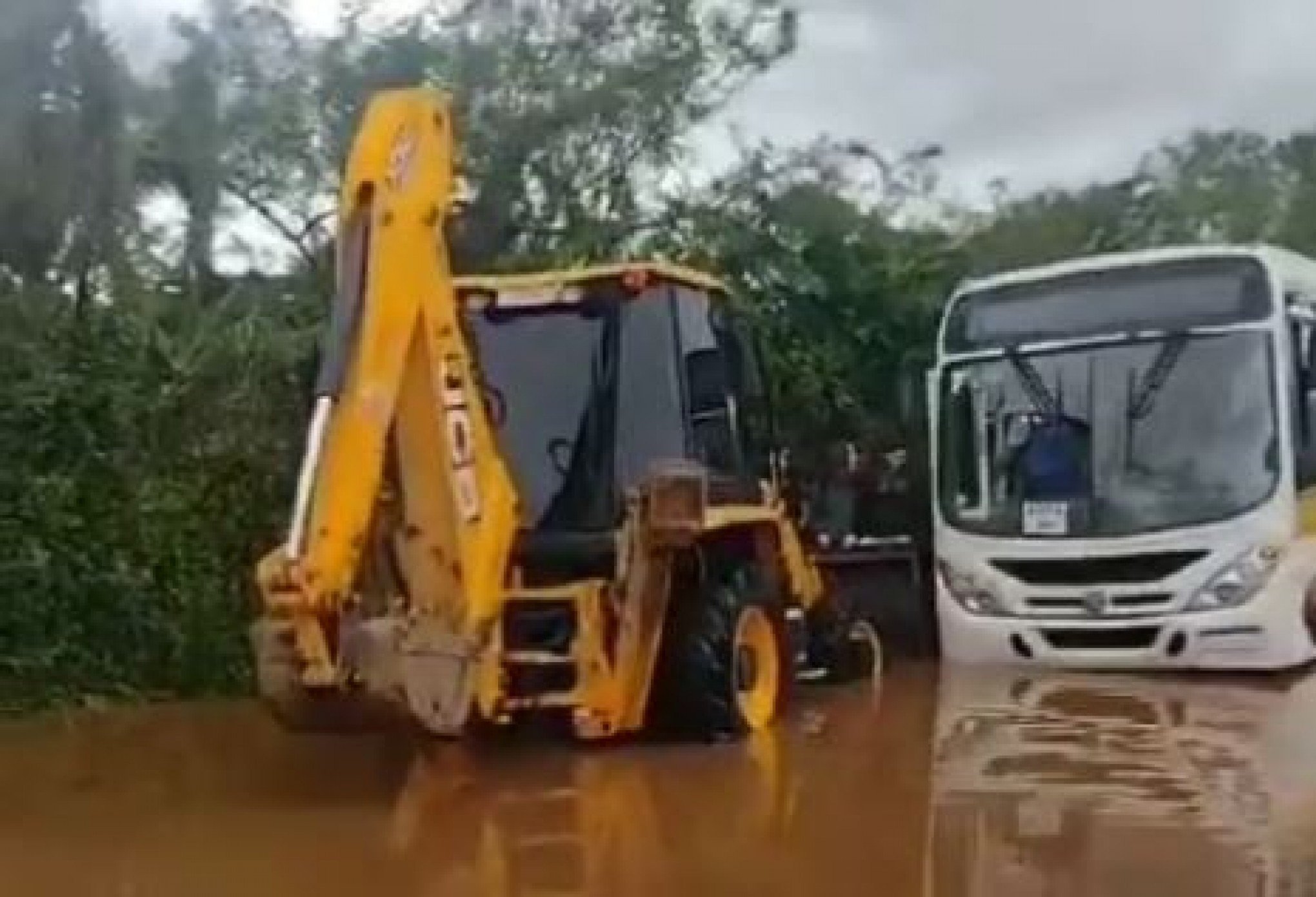 VÍDEO: Estudantes em ônibus são resgatados por retroescavadeira em estrada alagada de Lomba Grande