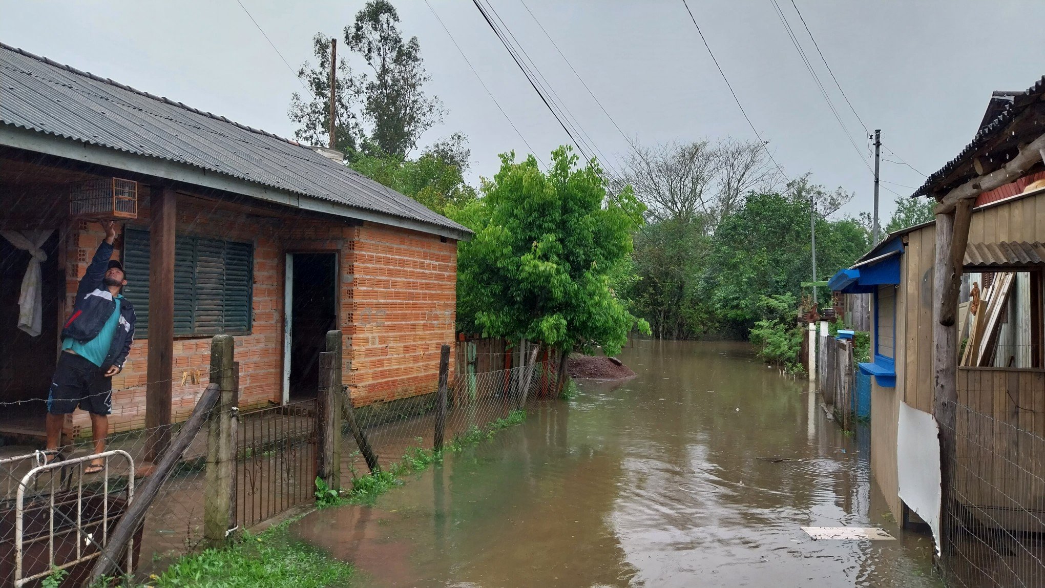 Mais moradores de Taquara são retirados de casa devido a elevação do nível do Rio dos Sinos