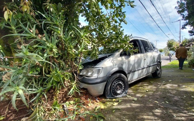 VeÃ­culo rampou a calÃ§ada e atingiu em cheio caneleira