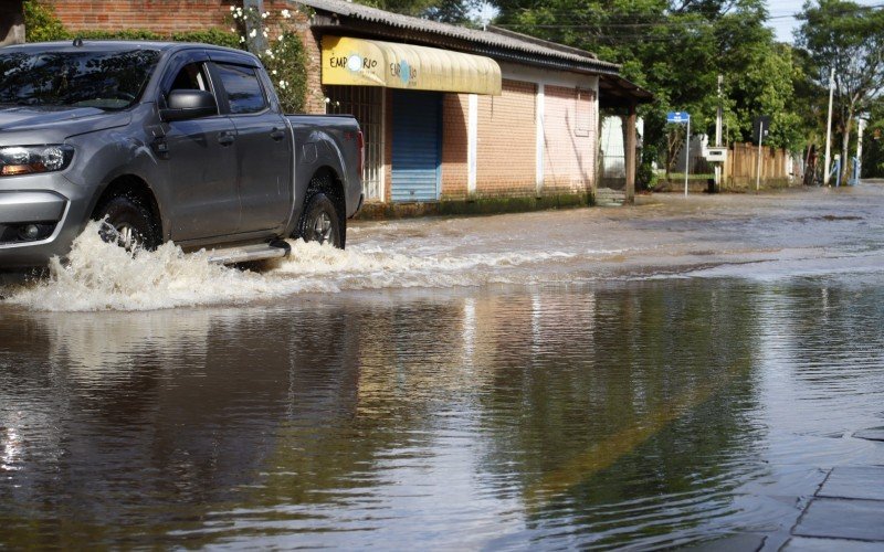 Água já toma ruas em Campo Bom e autoridades estão atentas para o risco de enchente, como na Estrada Pio XII