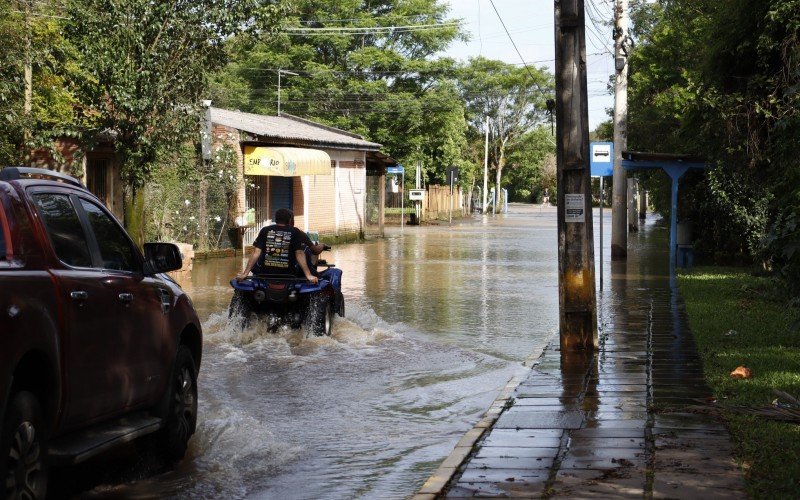 Água já toma ruas em Campo Bom e autoridades estão atentas para o risco de enchente, como na Estrada Pio XII