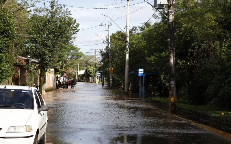 Água já toma ruas em Campo Bom e autoridades estão atentas para o risco de enchente, como na Estrada Pio XII