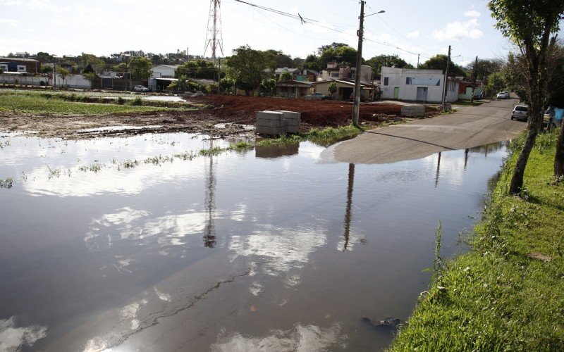 Água já toma ruas em Campo Bom e autoridades estão atentas para o risco de enchente, como na rua Fortunato Gambim