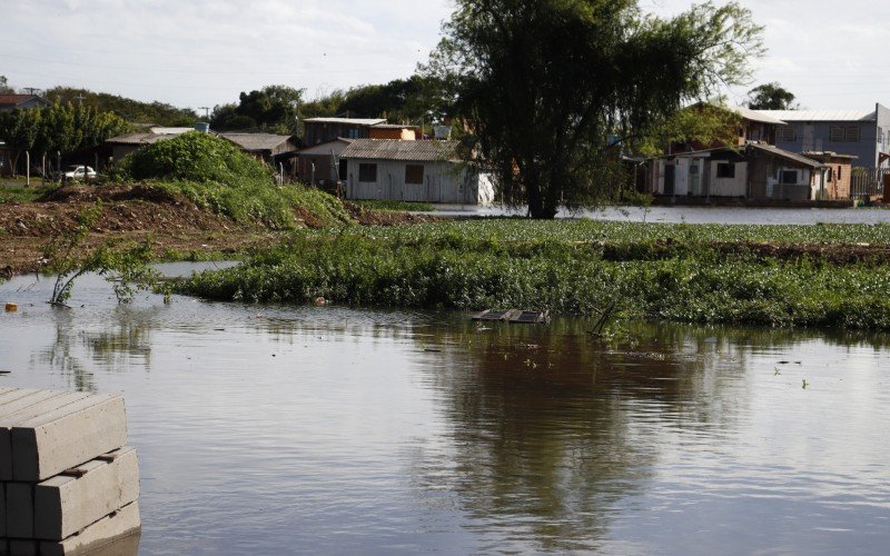 Água já toma ruas em Campo Bom e autoridades estão atentas para o risco de enchente, como na rua Fortunato Gambim