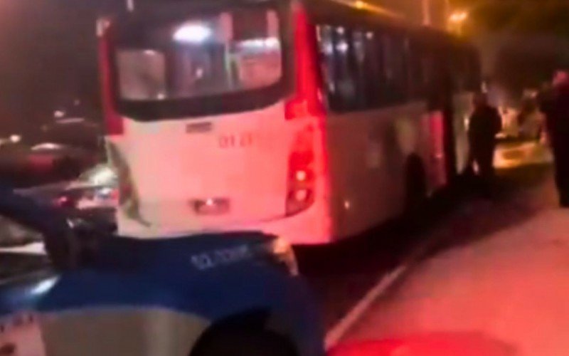 Criminosos lançam explosivo contra ônibus e passageiros ficam feridos no Rio | Jornal NH