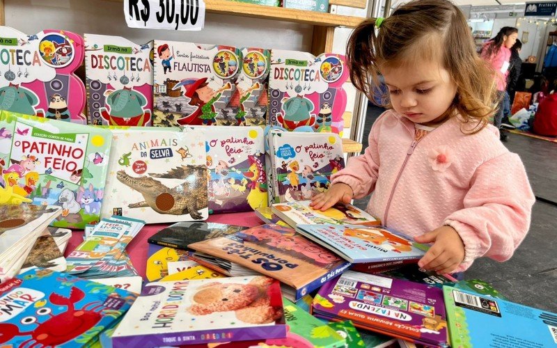 Valentina,2, foi com a mãe, Silvana escolher seus livros 