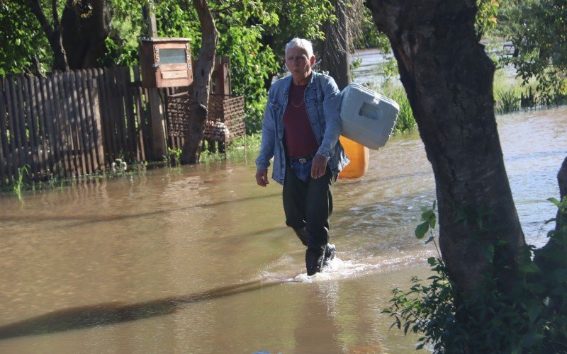 Jalmar Silva, de 69 anos, compareceu no local para verificar se os moradores precisavam de ajuda