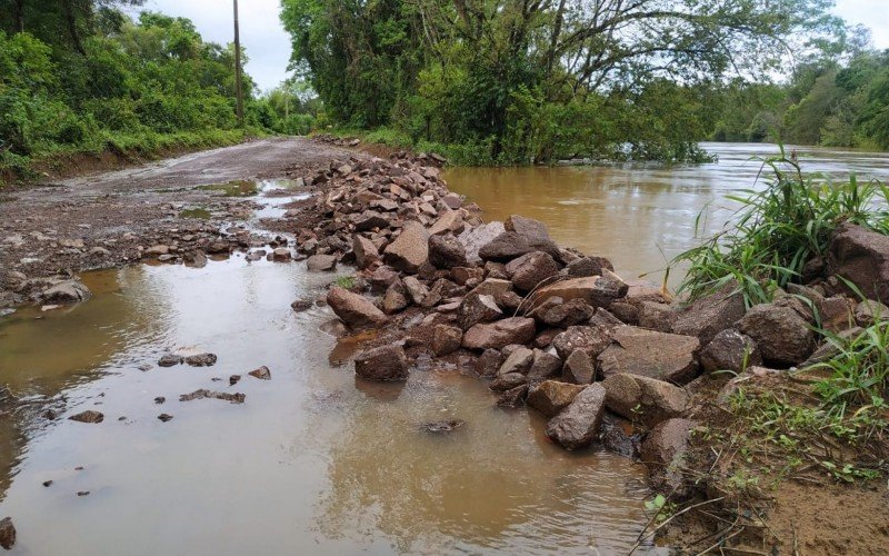 Rio dos Sinos invade ruas e banhados