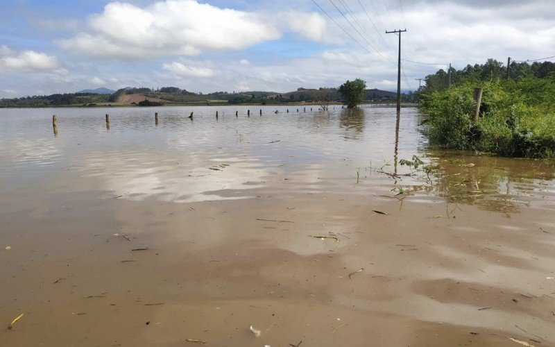 Rio dos Sinos invade ruas e banhados