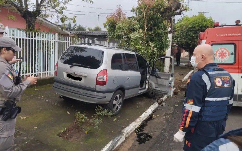 Homem morre apÃ³s carro bater contra Ã¡rvore em bairro de Novo Hamburgo