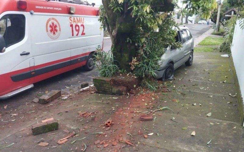 Homem morre apÃ³s carro bater contra Ã¡rvore em bairro de Novo Hamburgo
