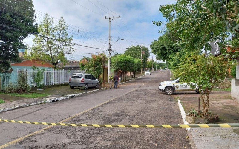 Homem morre apÃ³s carro bater contra Ã¡rvore em bairro de Novo Hamburgo