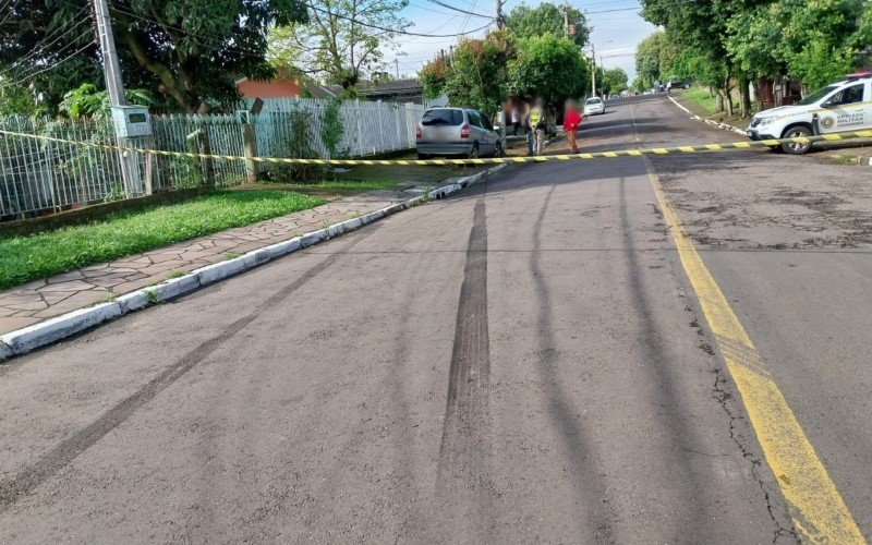 Homem morre apÃ³s carro bater contra Ã¡rvore em bairro de Novo Hamburgo