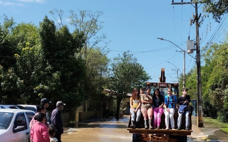 Moradores de Campo Bom são transportados em retroescavadeira | Jornal NH