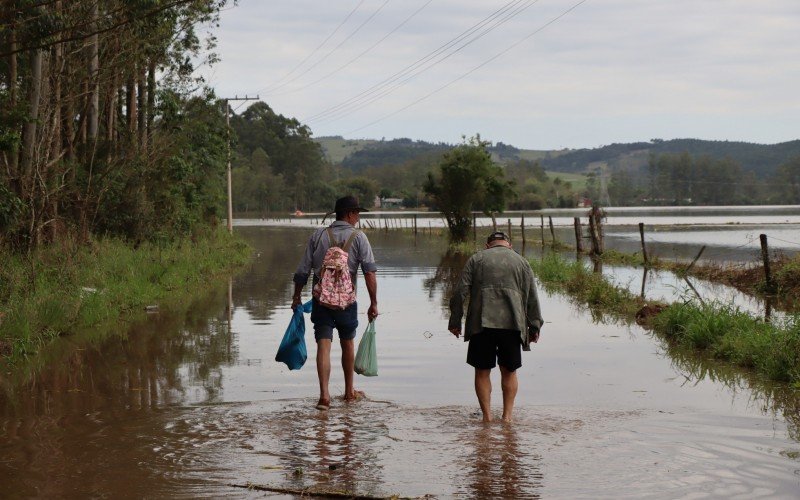 Moradores se arriscam na Ã¡gua para voltar para casa