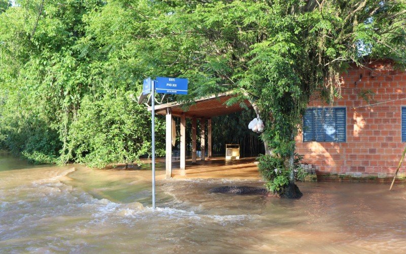 Rua Pio XII, na Barrinha, tem atÃ© correnteza