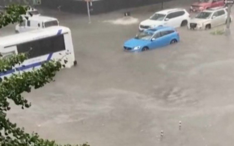 Chuva forte inunda ruas de Nova York e deixa cidade em estado de emergência | Jornal NH